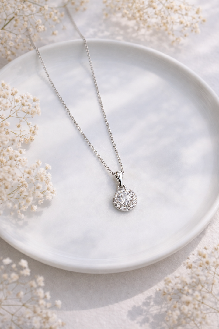 Sudraba krāsas kaklarota ar kulonu