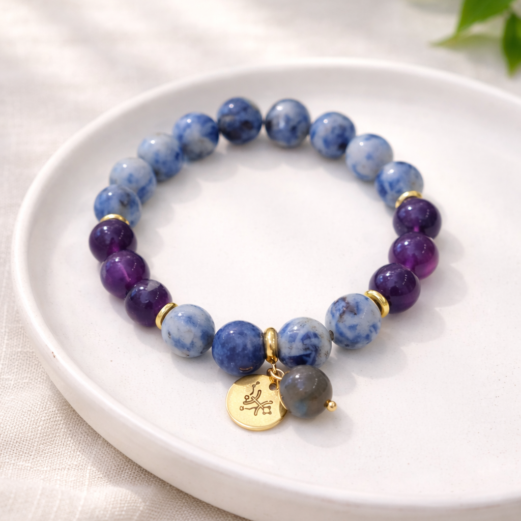 zilā sodalīta un violetta ametista rokassprādze ar apzeltītu furnitūru un labradorīta bumbiņu pie medaljona ar gravējumu