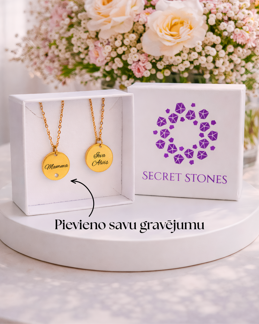 kaklarota ar apaļo kulonu un gravējumu