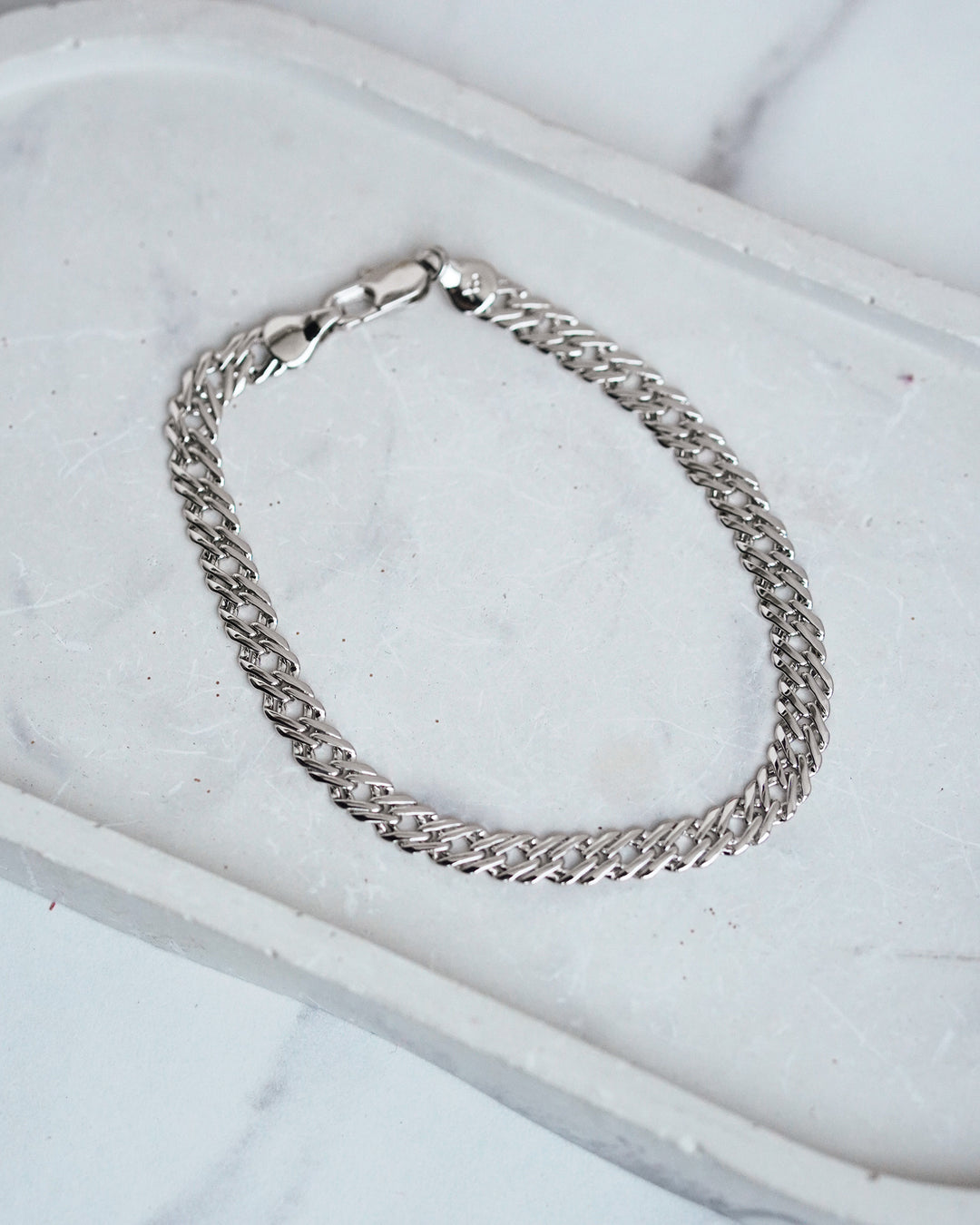 Rokassprādze sudraba krāsā