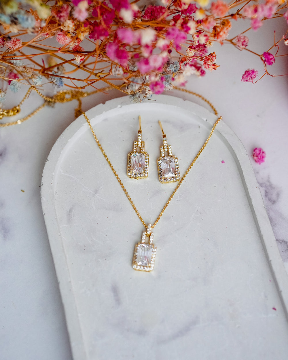 Apzeltīts rotu komplekts ar kristāliem