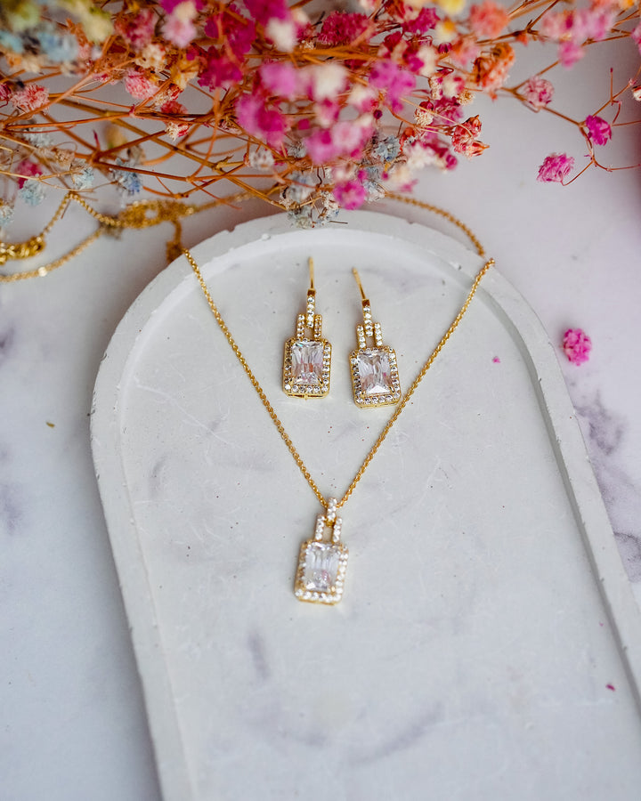 Apzeltīts rotu komplekts ar kristāliem