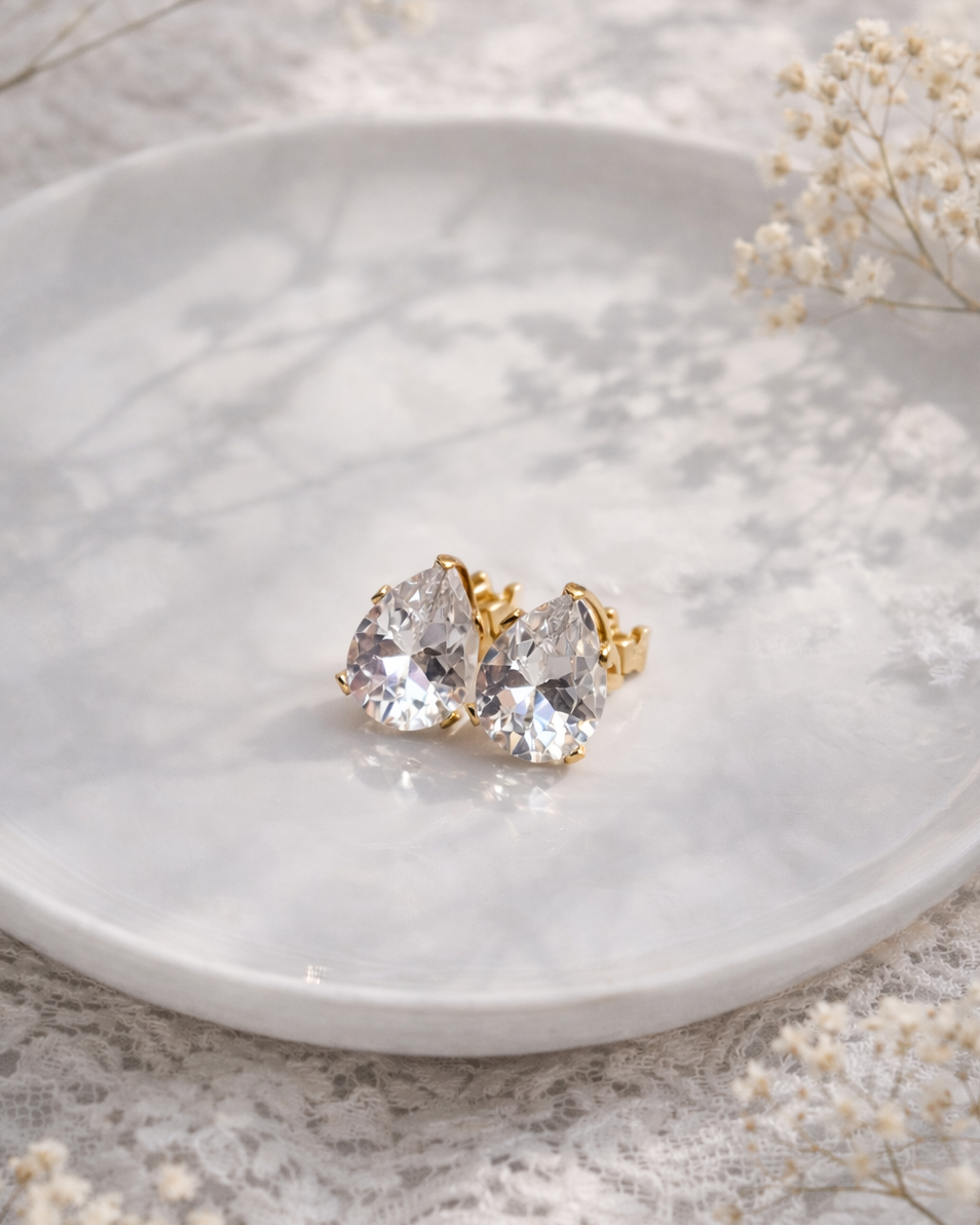 kristālu auskari ar balto lāsītes formas kristāļiņu