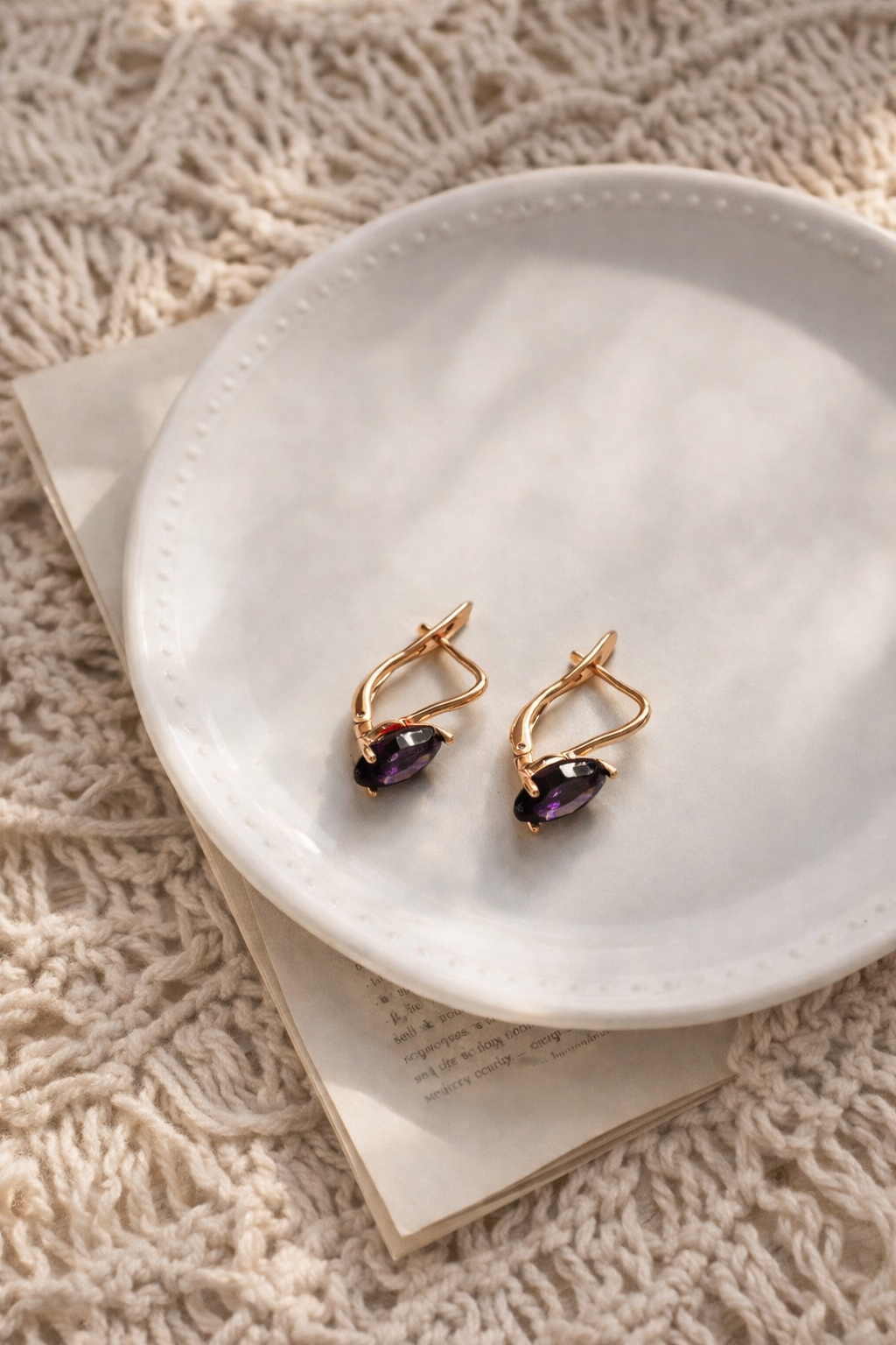 tuvplāns ar rozā zelta auskariem un violetu akmeni