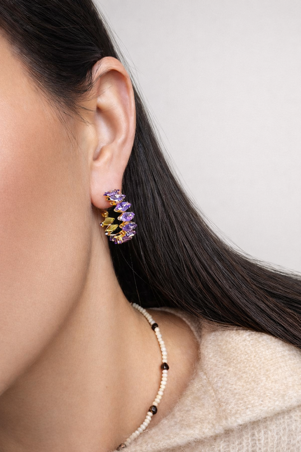 rou komplekts ar lillā auskariem