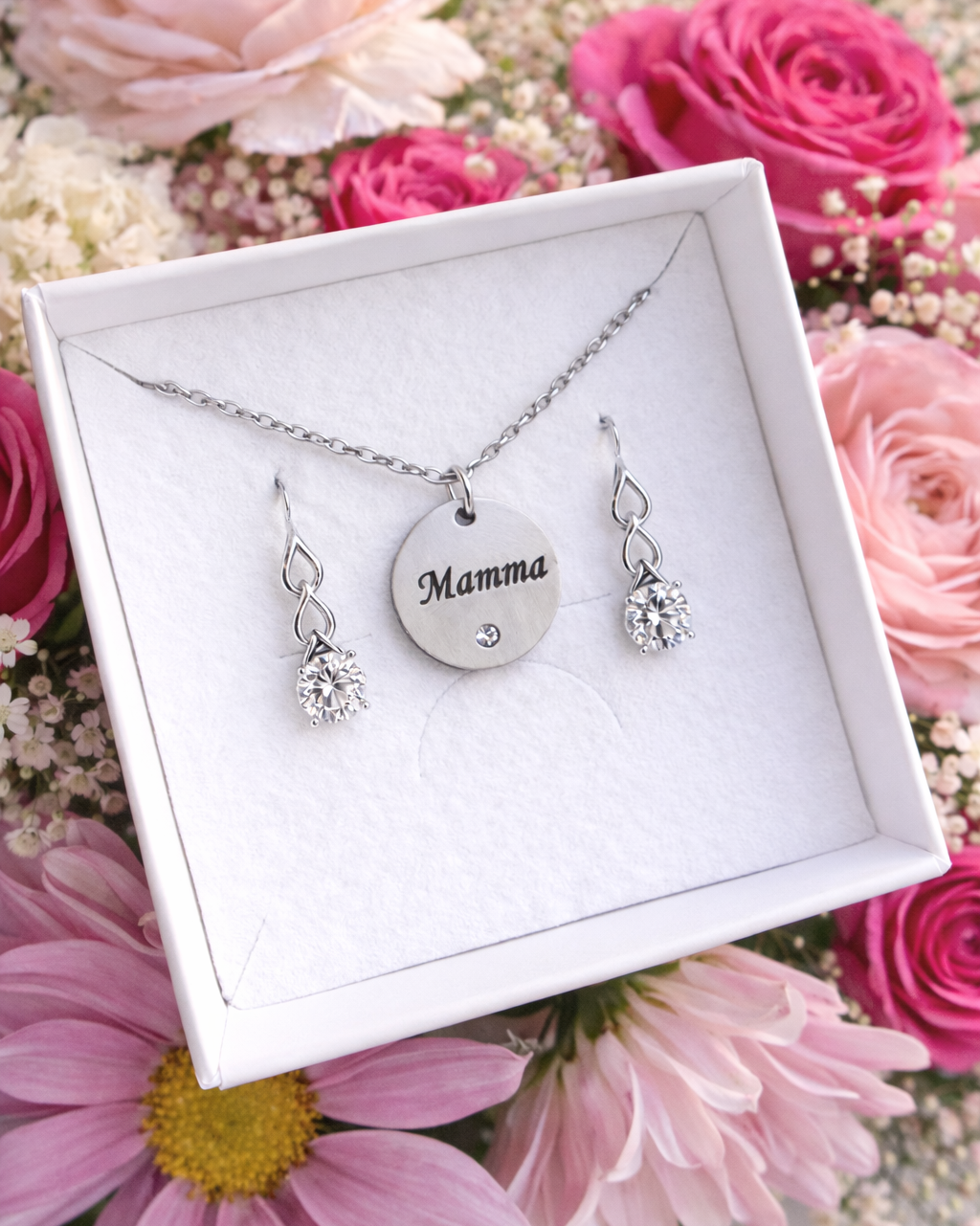 mātes dienas dāvna kaklarota sudraba krāsā ar gravējumu  mamma un bērnu vārdiem