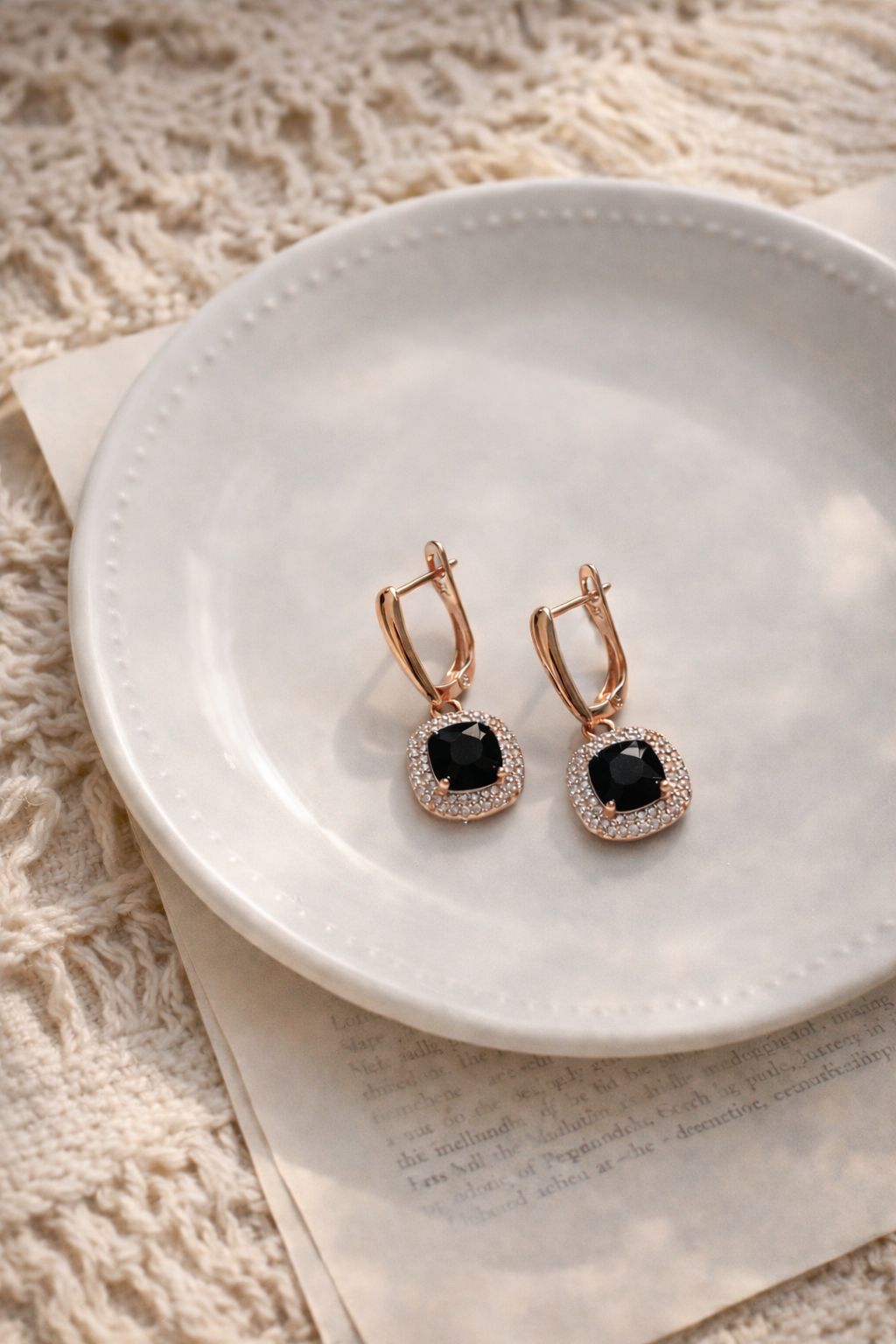 melni auskari ar baltiem kristāliem