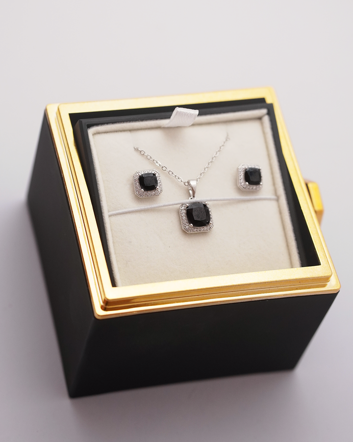 melns rotu kompleksts auskari un kaklarota 