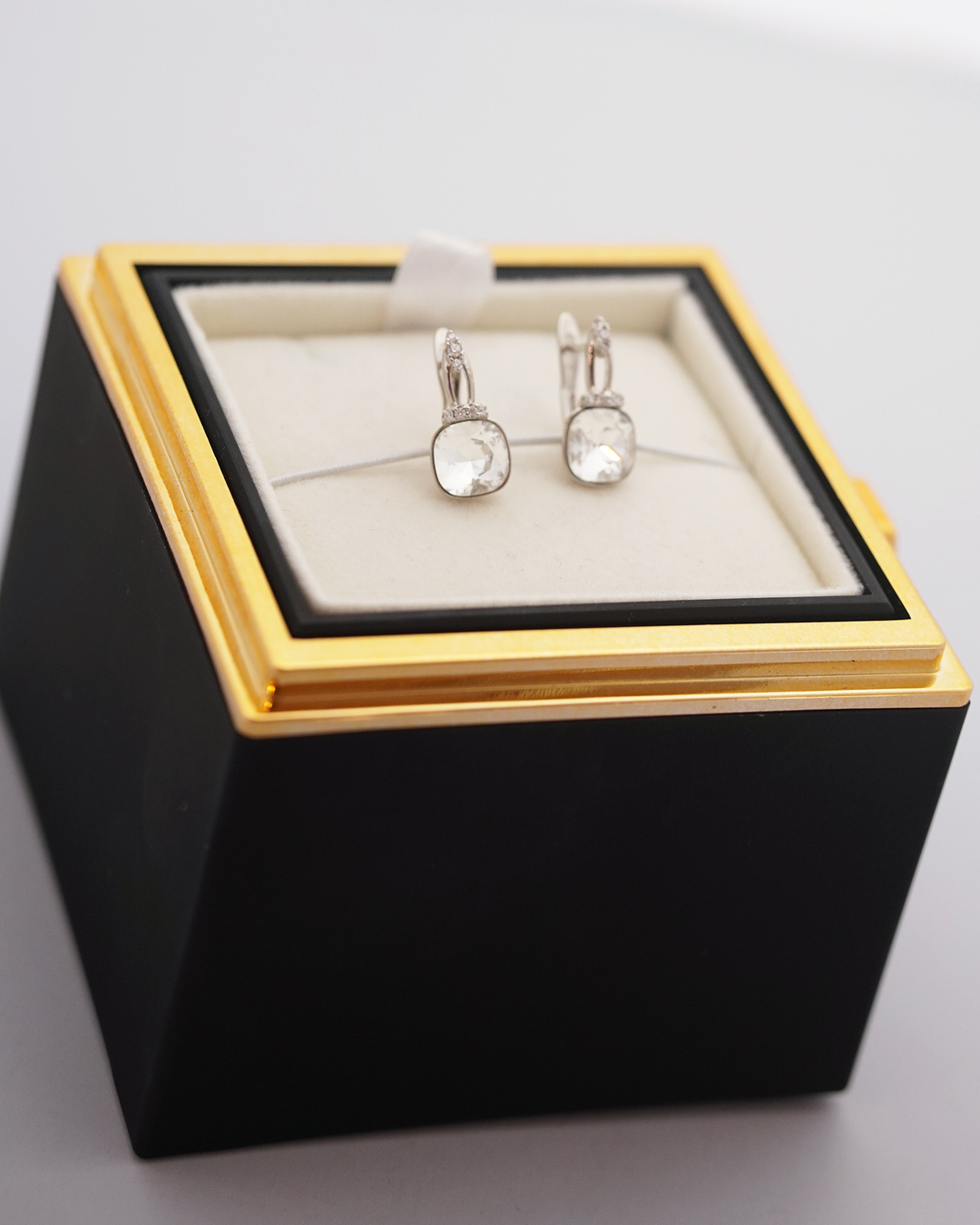 Mūžīgā roze ar auskariem - vairāki varianti