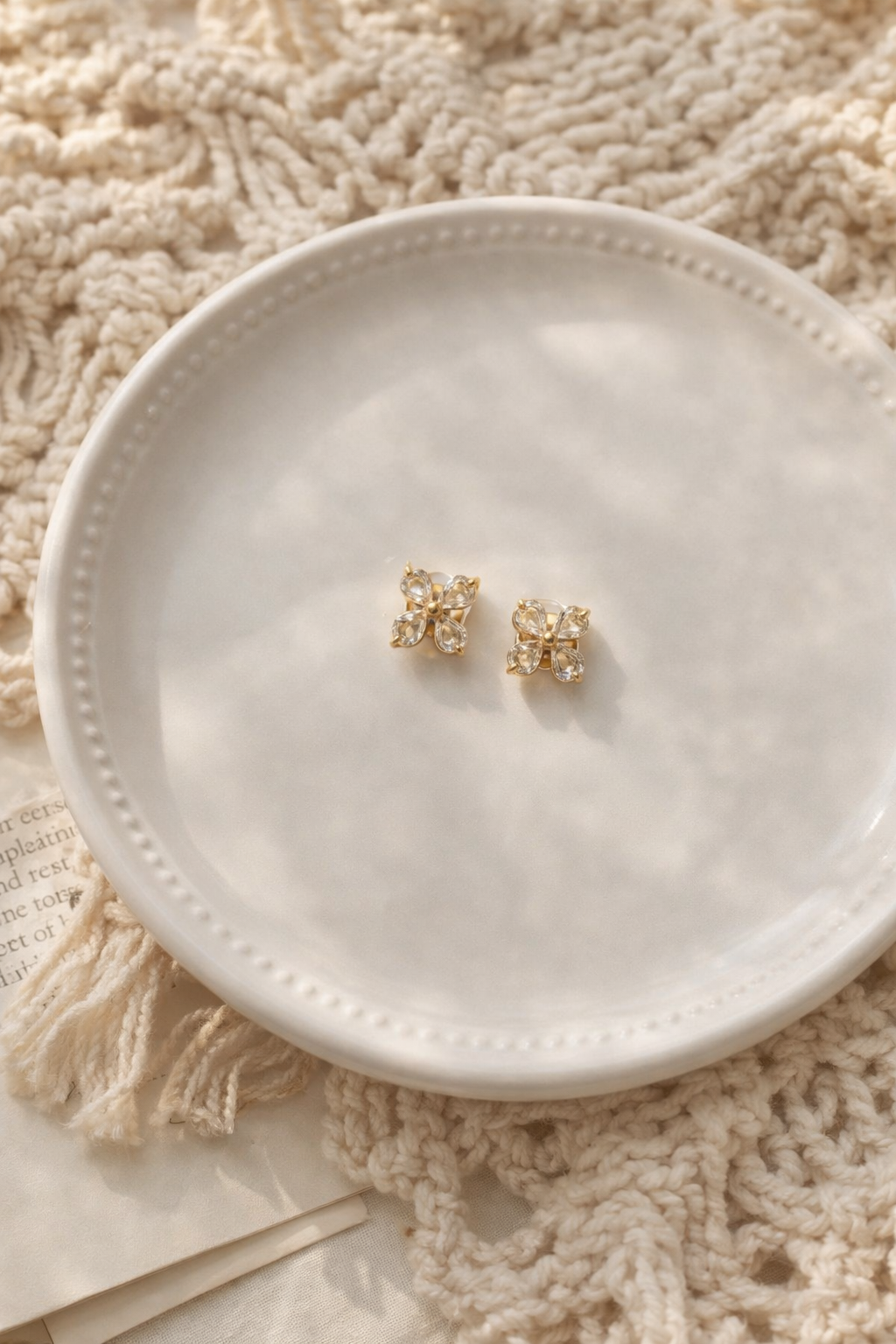 nagliņu auskari ar maziem kristāliem