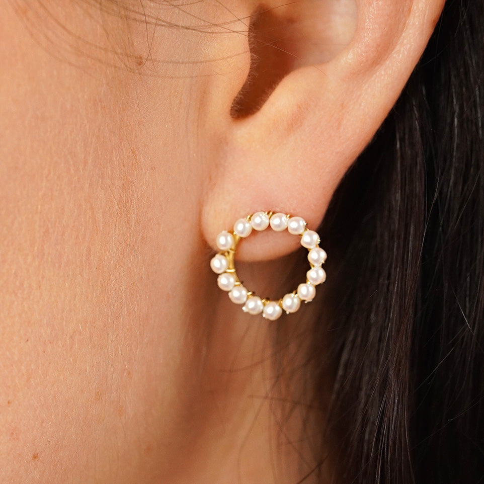 apzeltīti nagliņu auskari ar apaļas formas baltām pērlītēm