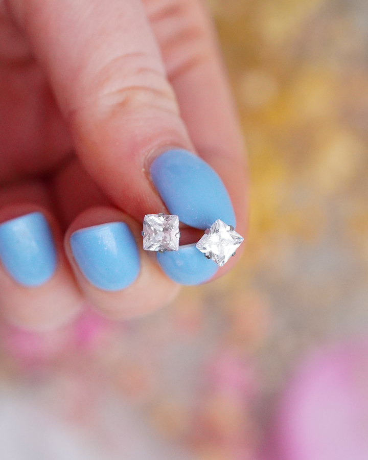 Nagliņu auskari dažādās krāsās