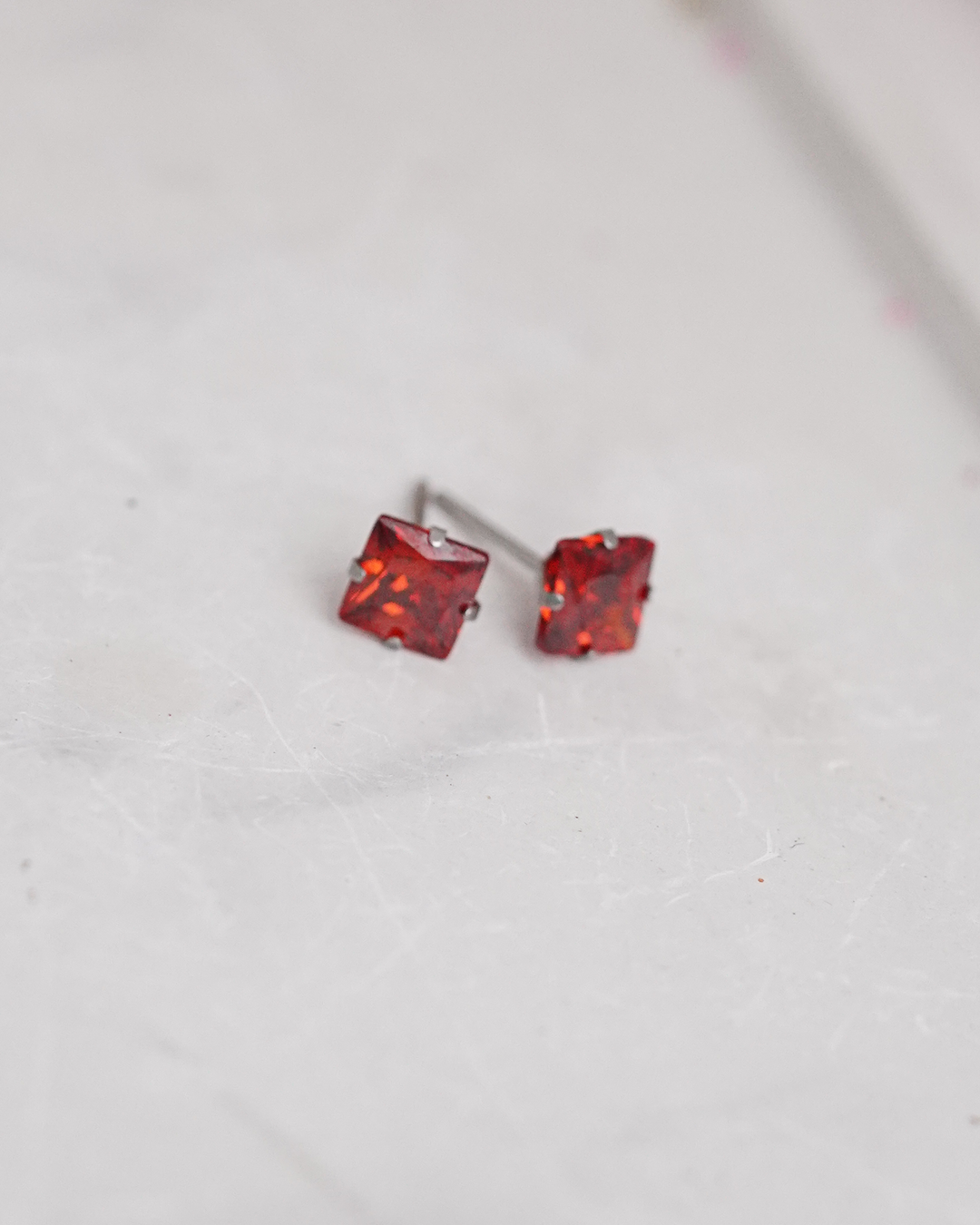 Nagliņu auskari dažādās krāsās