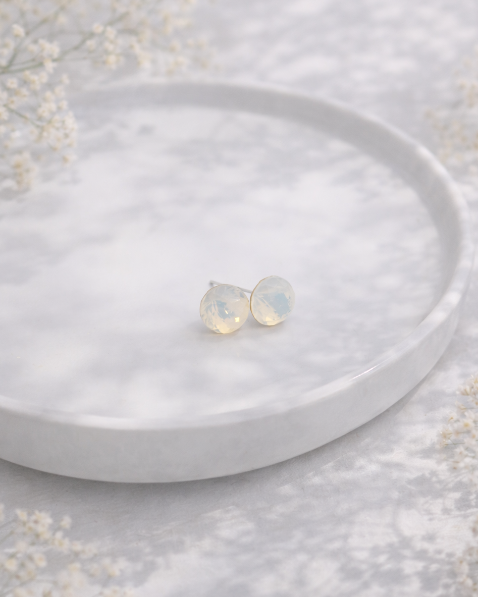 auskari opala baltā krāsā