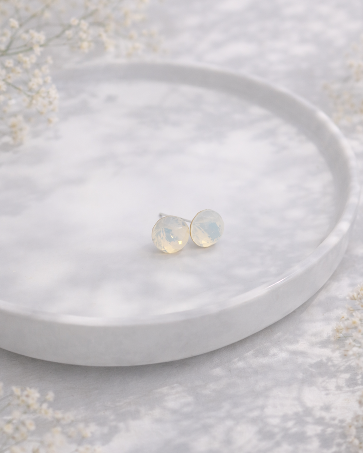 auskari opala baltā krāsā