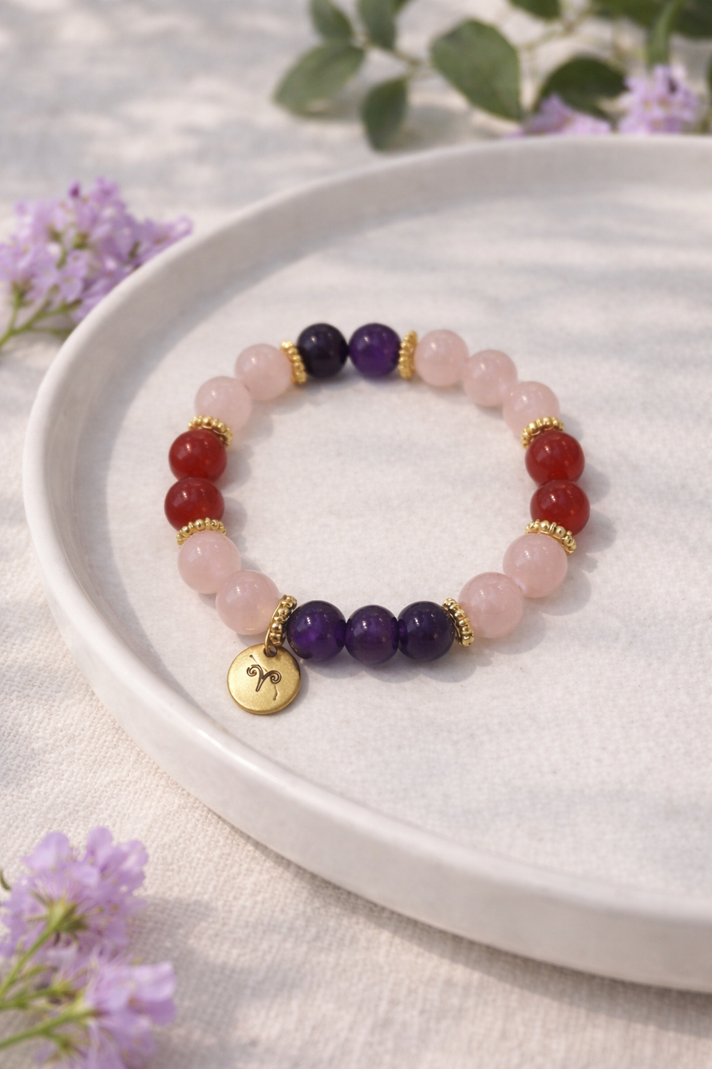 Rozā kvarca, ametsta un karneola 10mm dabīgā akmnes rokassprādze ar zelta krāsas medaljonu un auna zīmes gravējumu