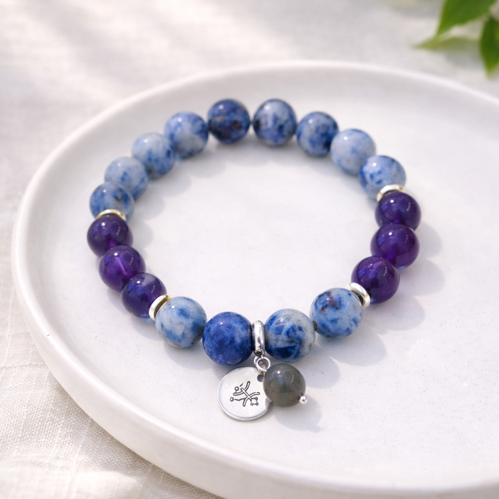 zilā sodalīta un violeta ametista rokassprādze ar apsudrabotu furnitūru un labradorīta bumbiņu pie medaljona ar gravējumu