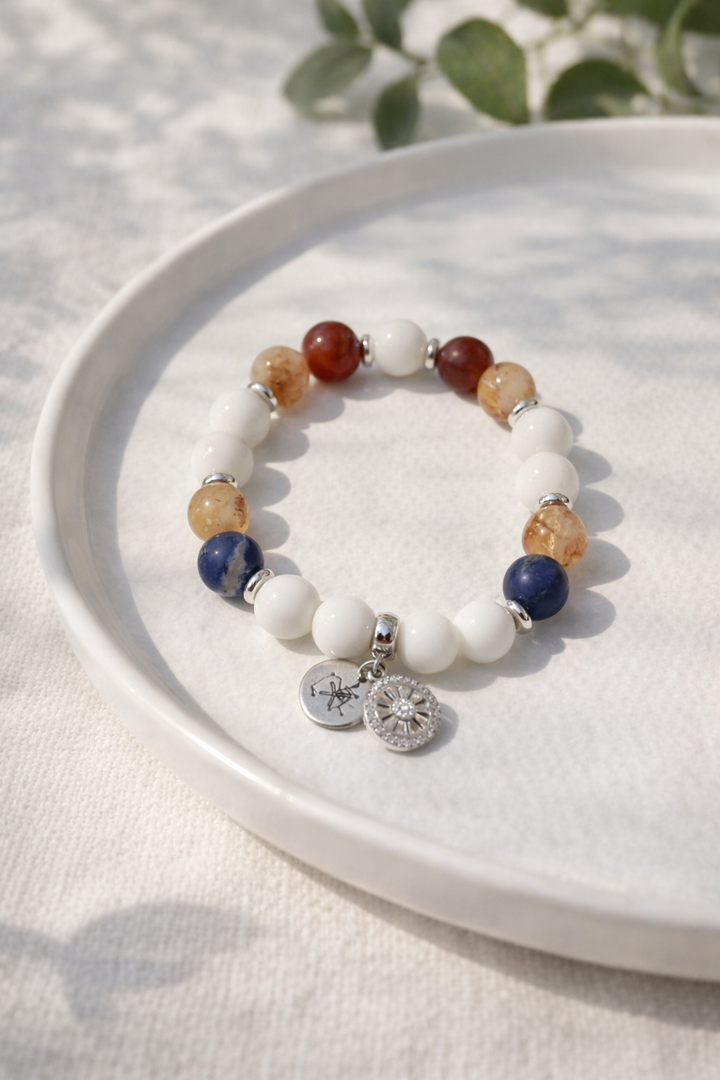 Baltā ahāta rokassprādze ar sodalītu, citrīnu un karneolu un sudraba furnitūru un personalizētu medaljonu ar strēlnieka zīmes gravējumu