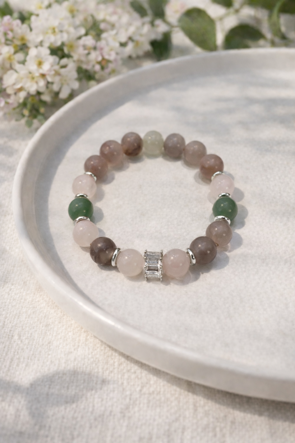 brūnā ahāta, rozā kvarca un zaļā avanturīna rokassprādze ar  sudraba krāsas elementiem.