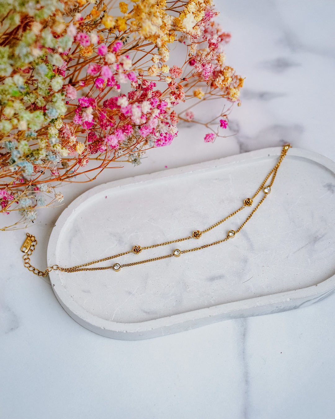 Apzeltīta rokassprādze sievietei