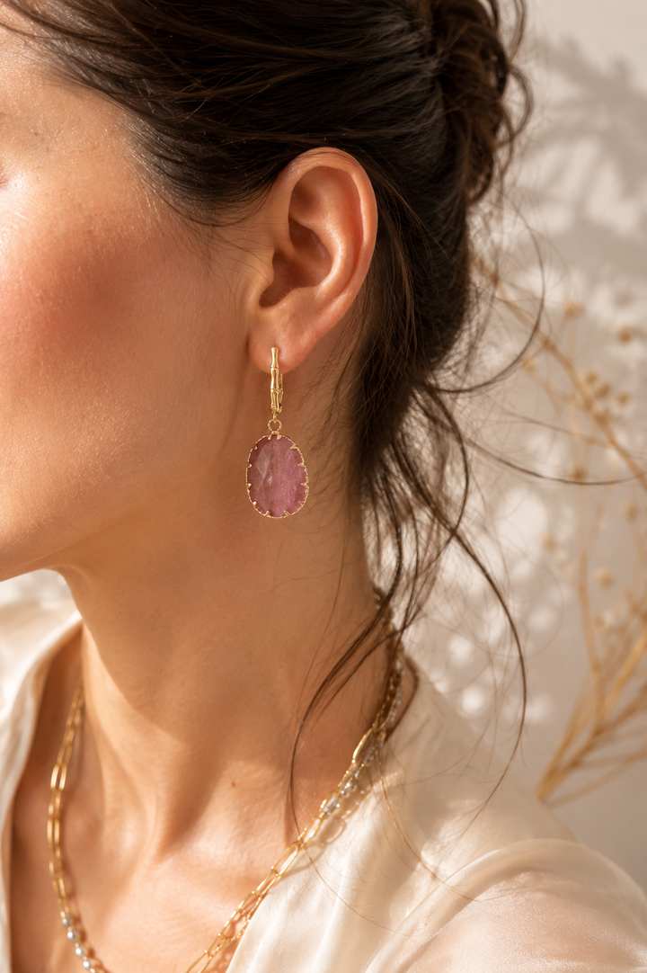 RHODONITE auskari ar dabīgu rodonītu un zelta toņa detaļām