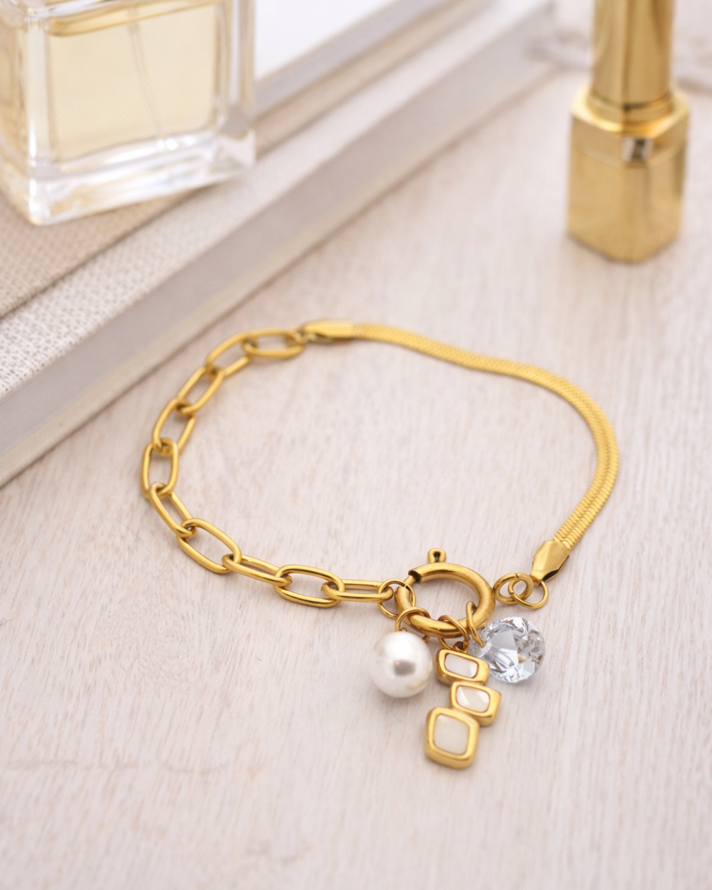 rokassprādze ar maināmiem piekariņiem