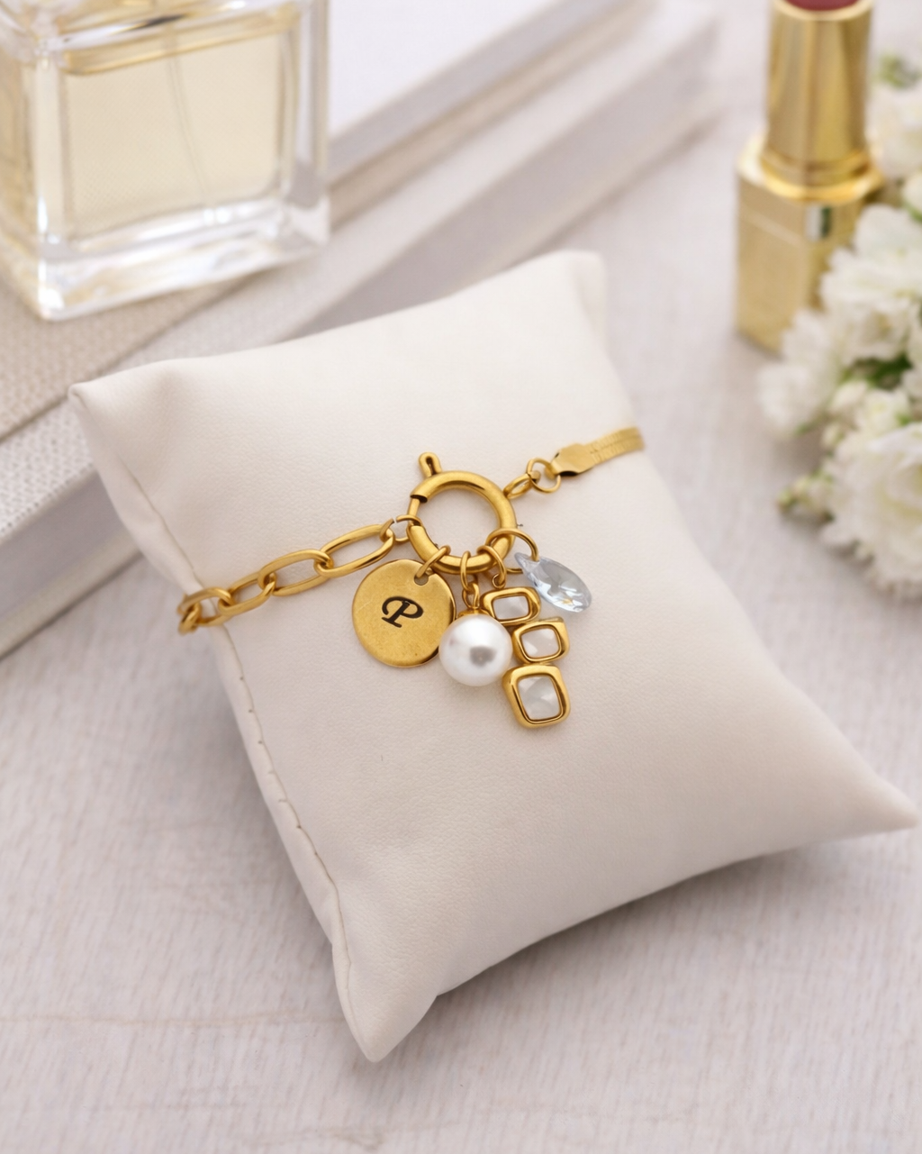 rokassprāze ar maināmiem charm piekariņiem