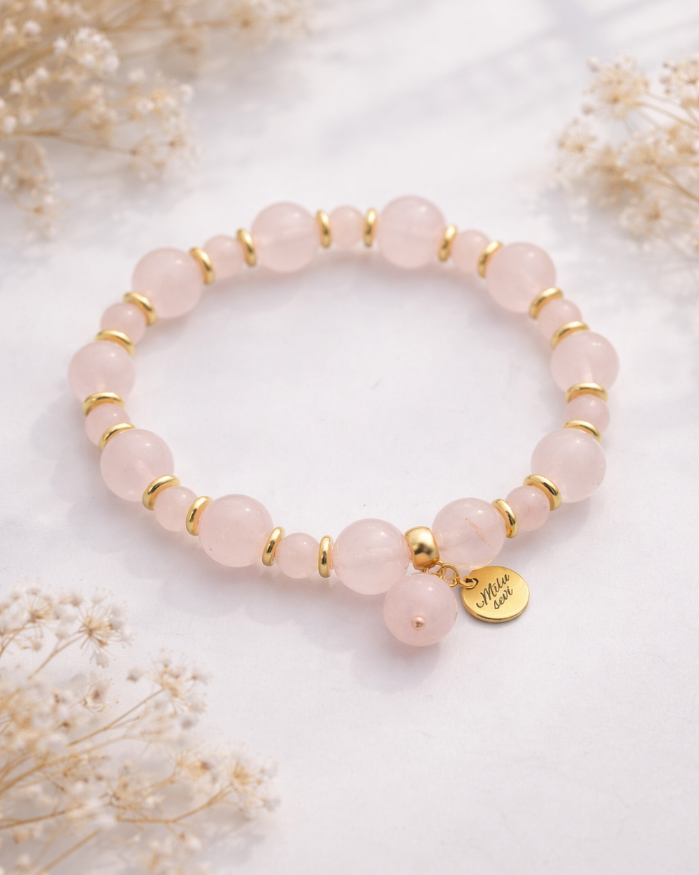 rokassprādze mīlestībai ar rozā kvarcu un savu gravējumu