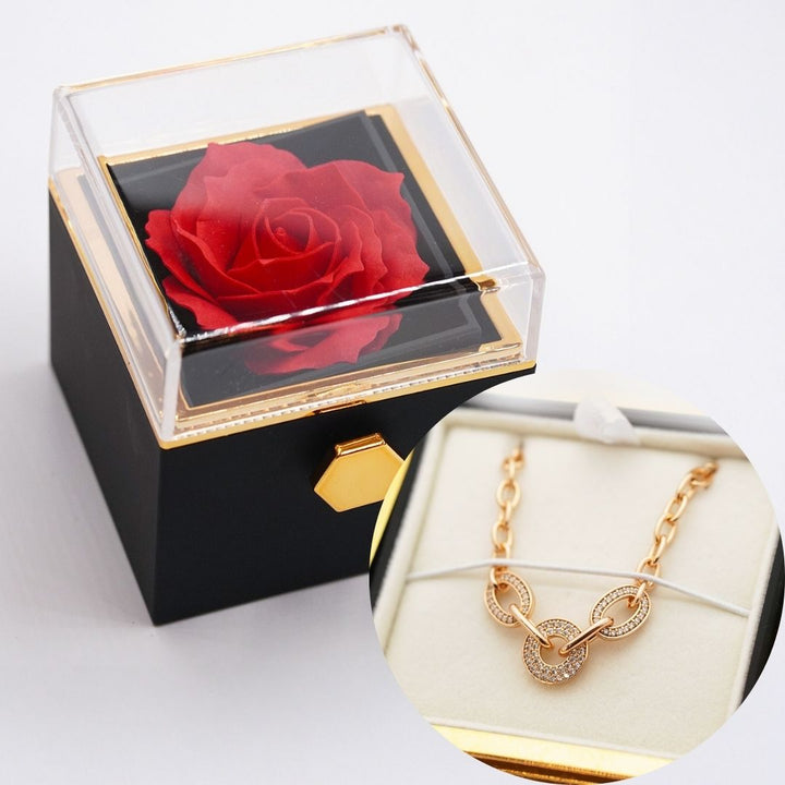 rotu kaste ar mūžīgo rozi un apzeltītta rokassprādze