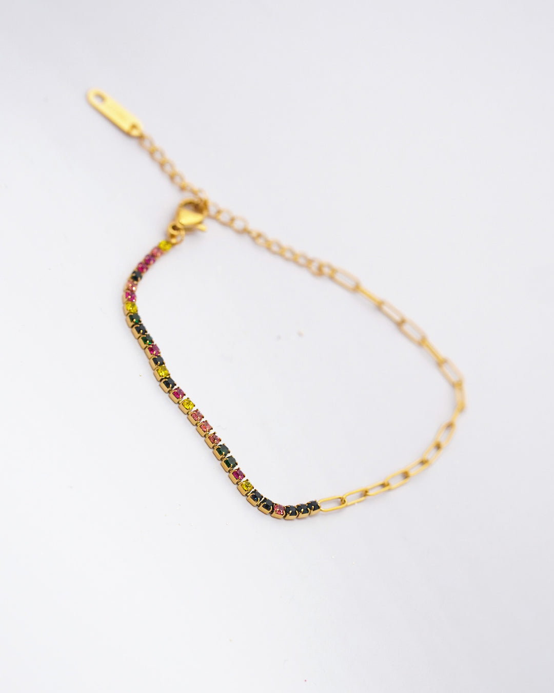 apzeltīta rokassprādze ar krāsainiem kristāliem sievietei