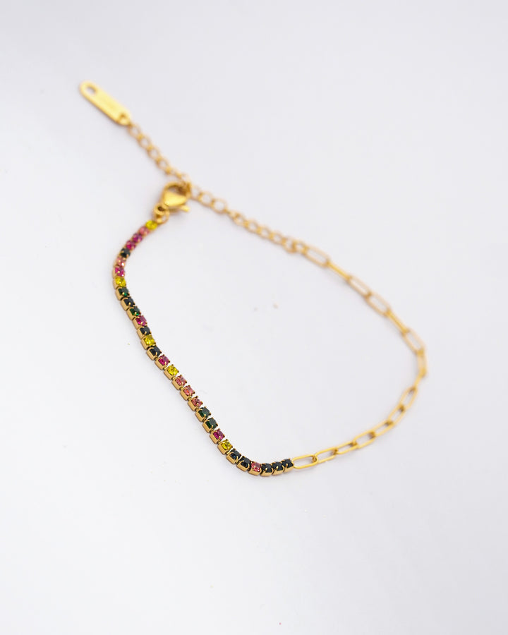 apzeltīta rokassprādze ar krāsainiem kristāliem sievietei