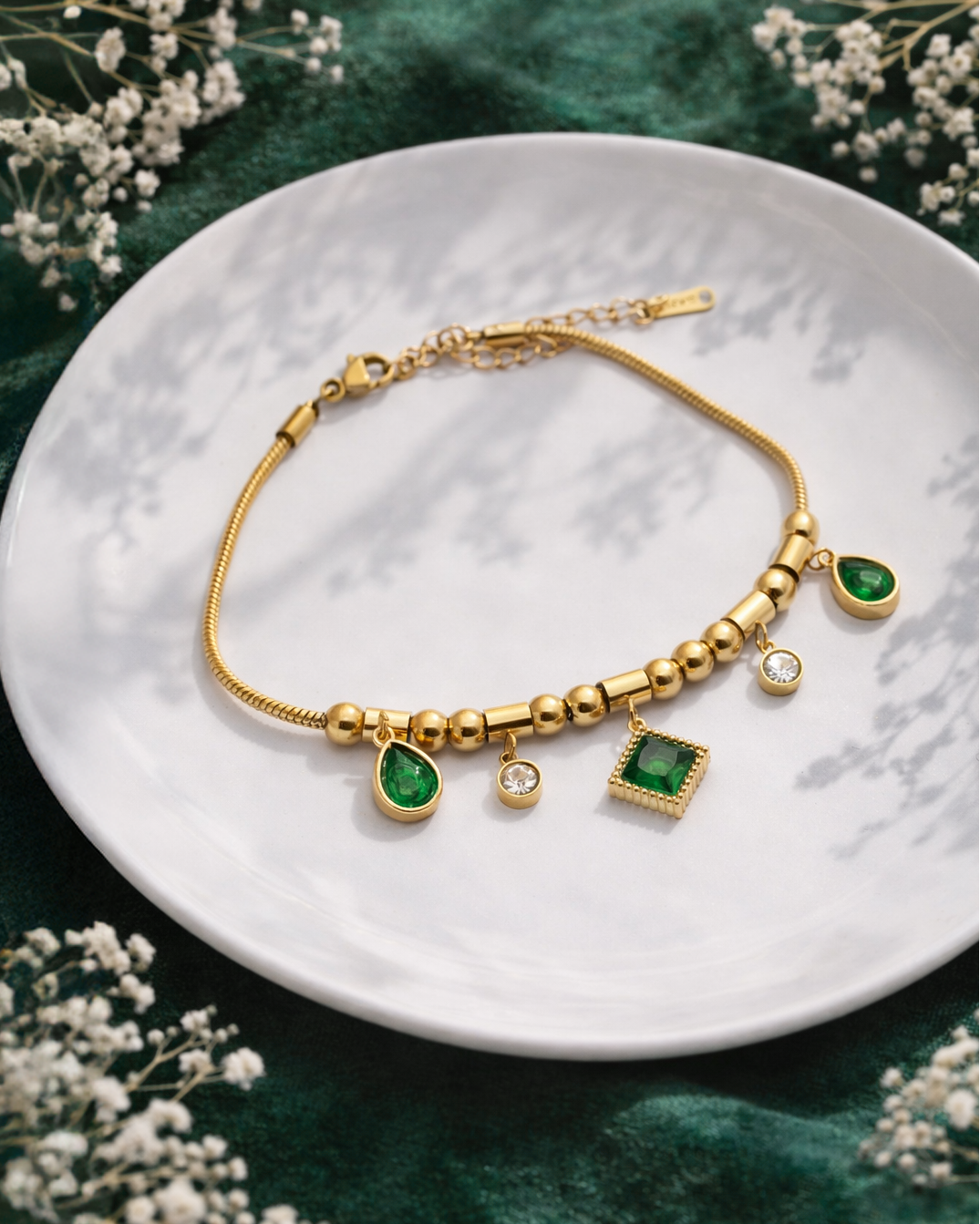 regulējama rokassprādze ar zaļiem kristāliem