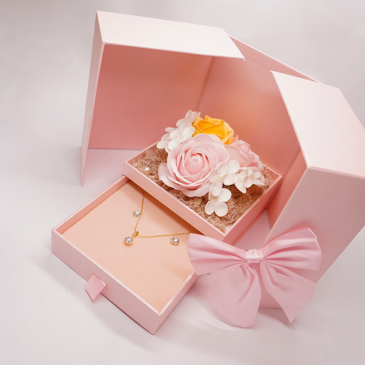 Dāvanu kastīte ar ziepju rozēm un rotu komplektu