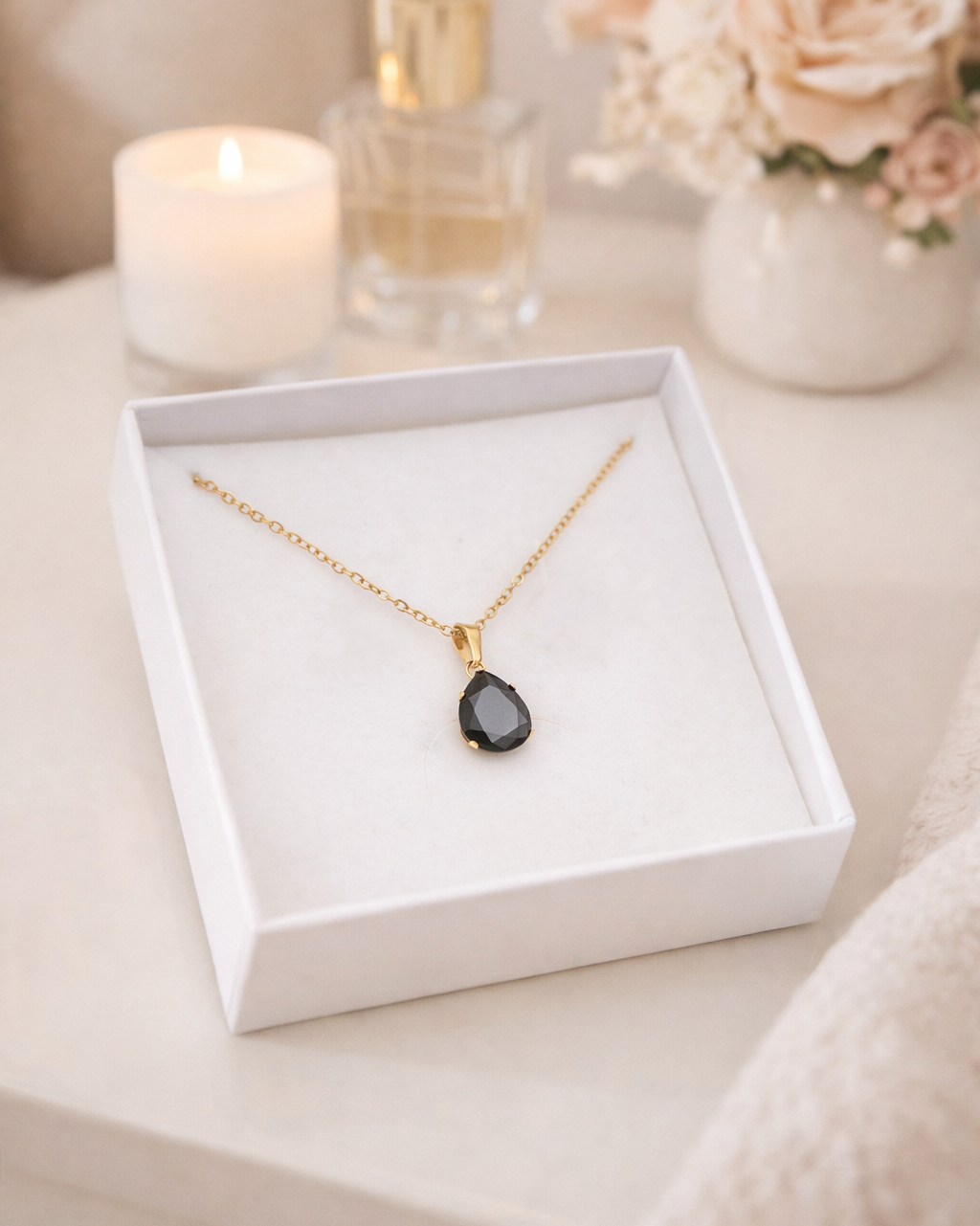 Mūžīgā roze ar kaklarotu