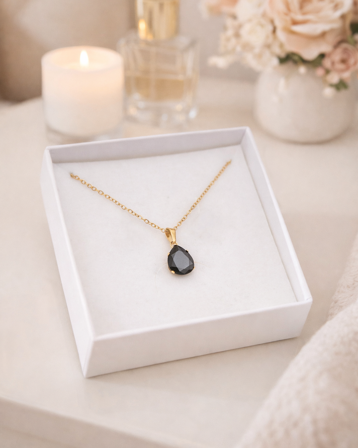 Mūžīgā roze ar kaklarotu