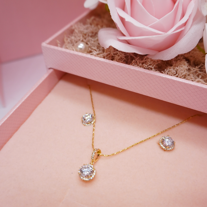 Dāvanu kastīte ar ziepju rozēm un rotu komplektu