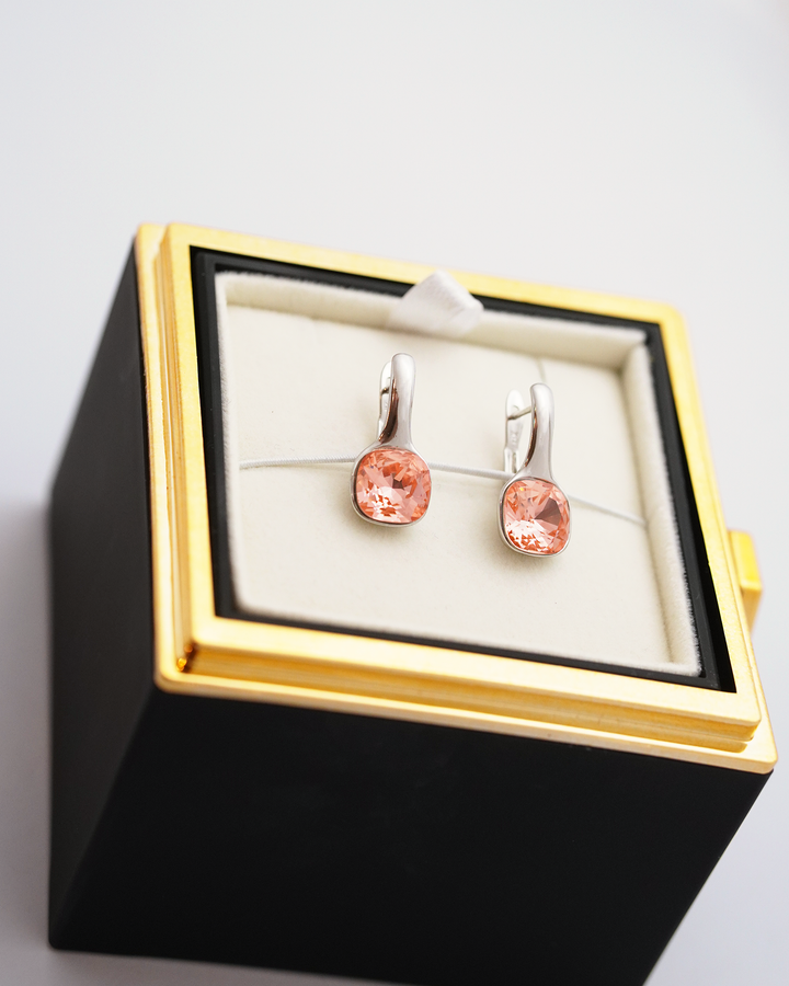 Mūžīgā roze ar auskariem