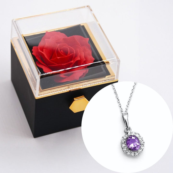 Rožu kaste ar sudraba krāsas kaklarotu