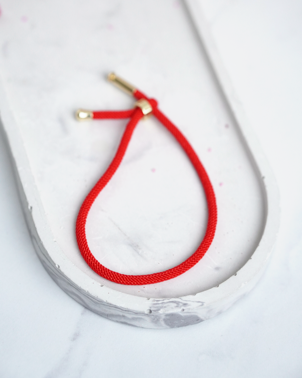 Sarkanais diegs aizsrdzībai