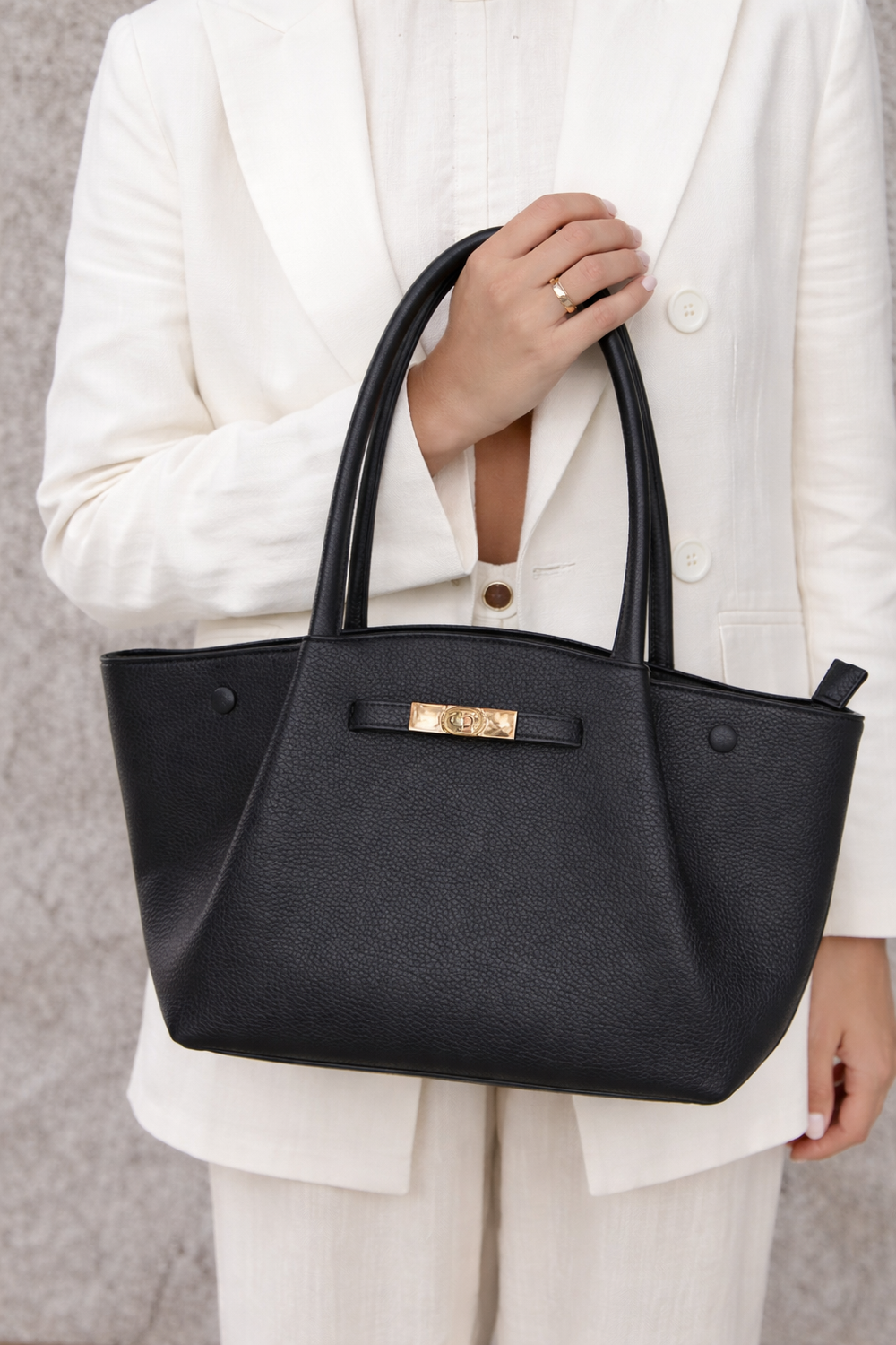 Eleganta sieviešu soma no mākslīgās ādas, ražota Francijā, liela un ietilpīga ikdienas soma ar klasisku dizainu un stingriem rokturiem, piemērota darbam un brīvajam laikam