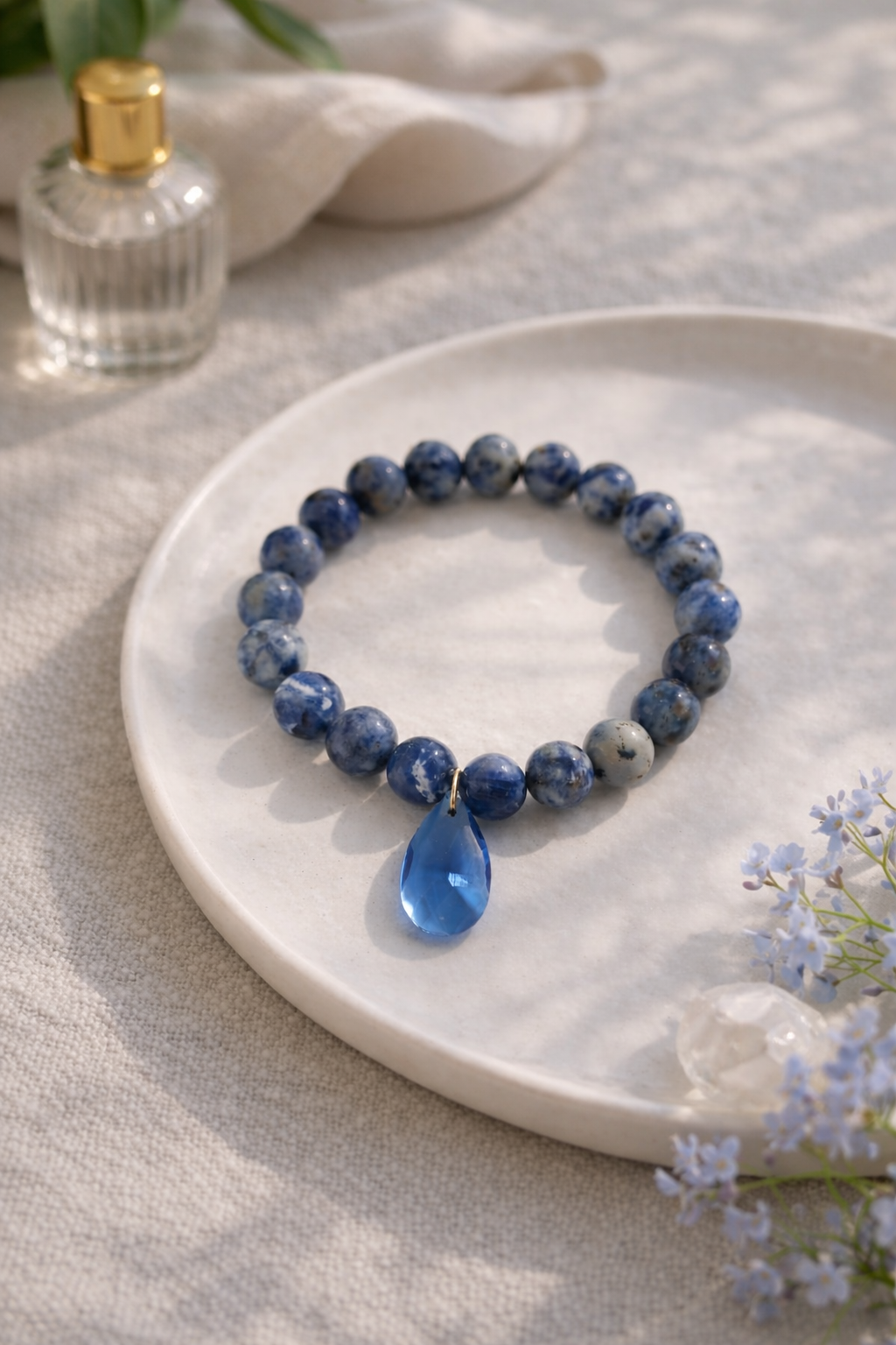 zilā sodalīta 10mm akmens bumbiņu rokassprādze ar zilu lāsītes formas kristāla piekariņu