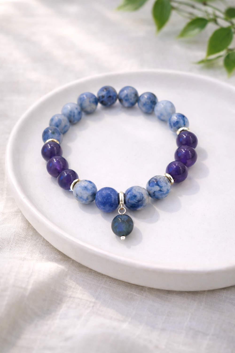 zilā sodalīta un violeta ametista rokassprādze ar apsudrabotu furnitūru un labradorīta bumbiņu 