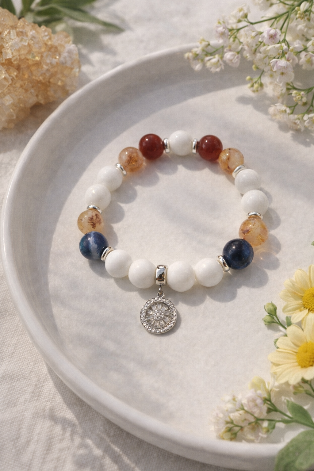 Baltā ahāta rokassprādze ar sodalītu, citrīnu un karneolu un sudraba furnitūru