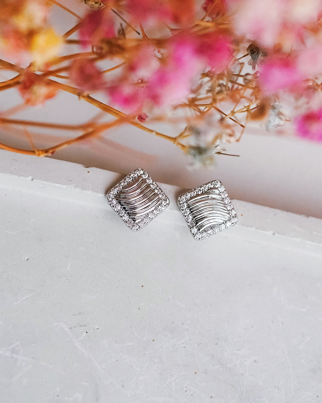 Mazi auskari ar kristāliem