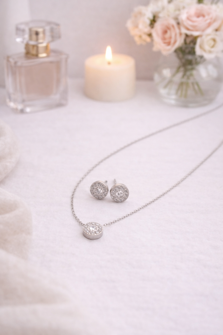 Kaklarota un auskari ar nagliņu aizdari