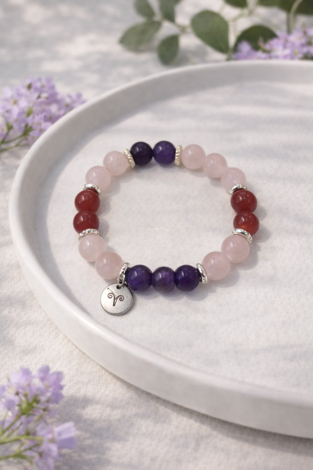 Rozā kvarca, ametsta un karneola 10mm dabīgā akmnes rokassprādze ar sudraba krāsas medaljonu un auna zīmes gravējumu