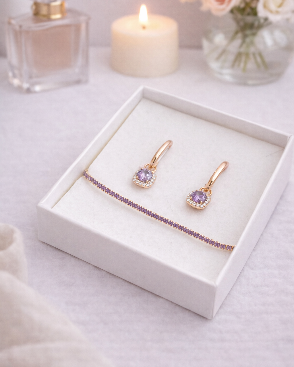 apzeltīta rokassprādze un auskari