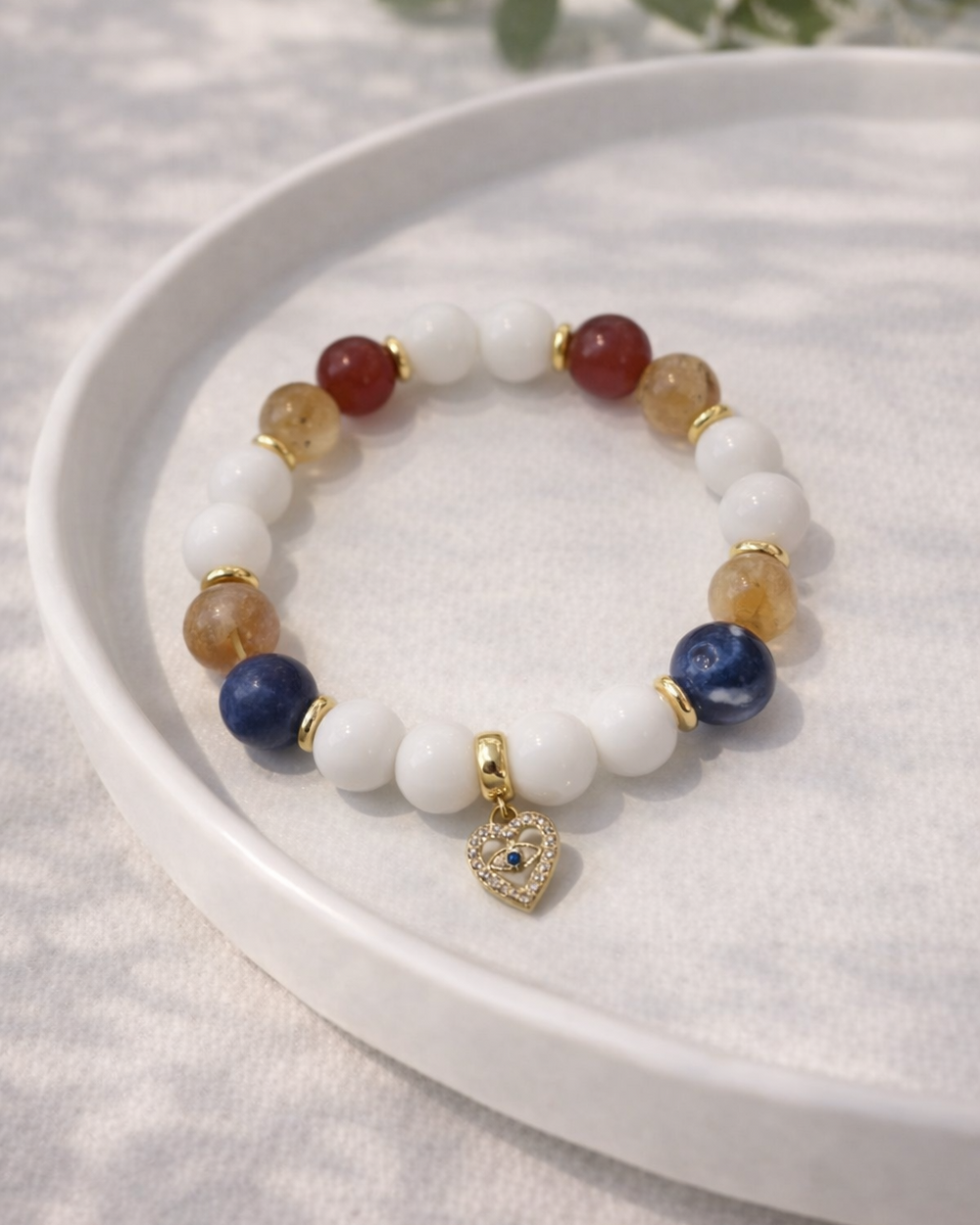 Baltā ahāta rokassprādze ar sodalītu, citrīnu un karneolu un sudraba furnitūru