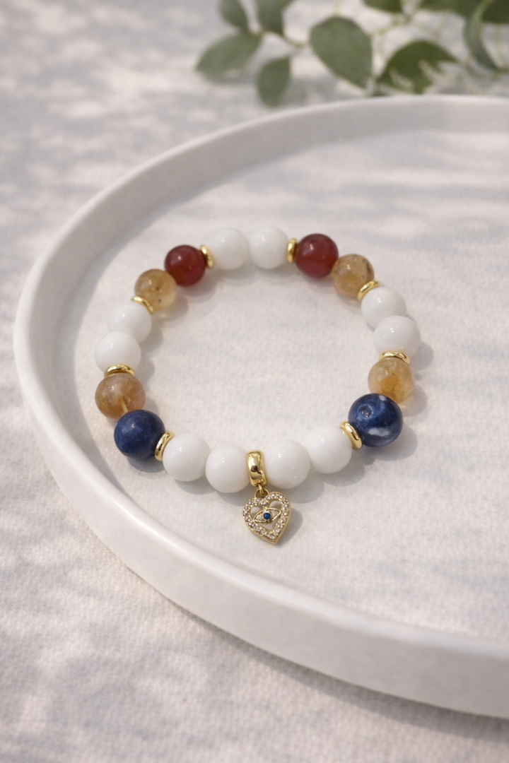 Baltā ahāta rokassprādze ar sodalītu, citrīnu un karneolu un sudraba furnitūru