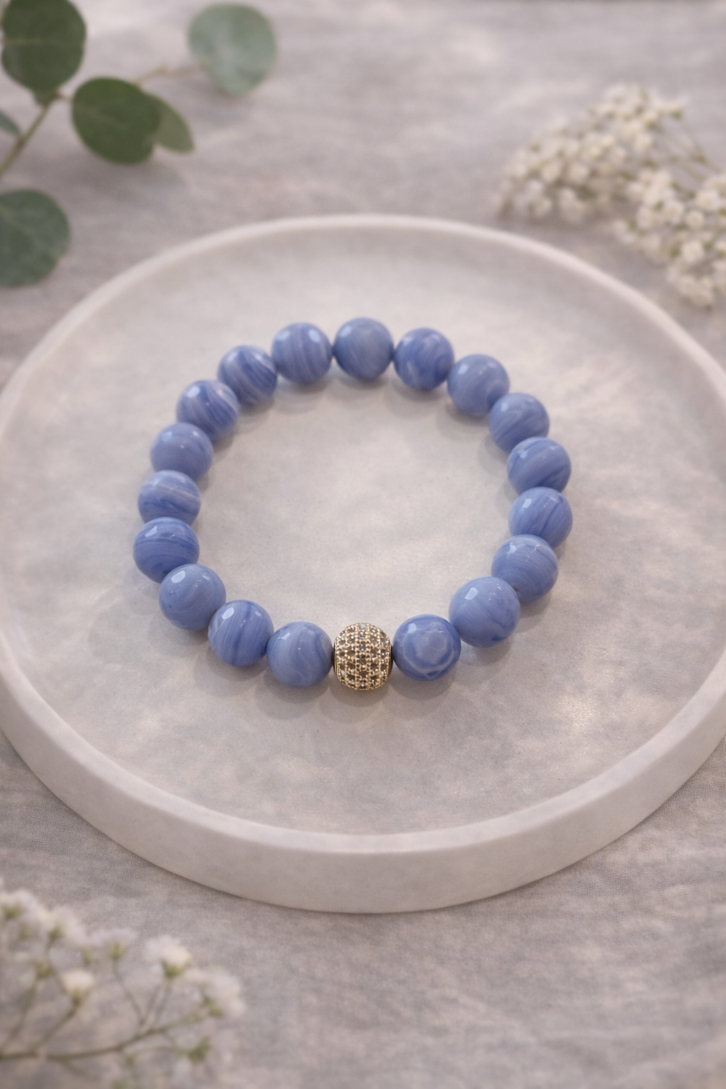 dabīgā akmens rokassprādze ar zilo ahātu un apzeltītu bumbiņu